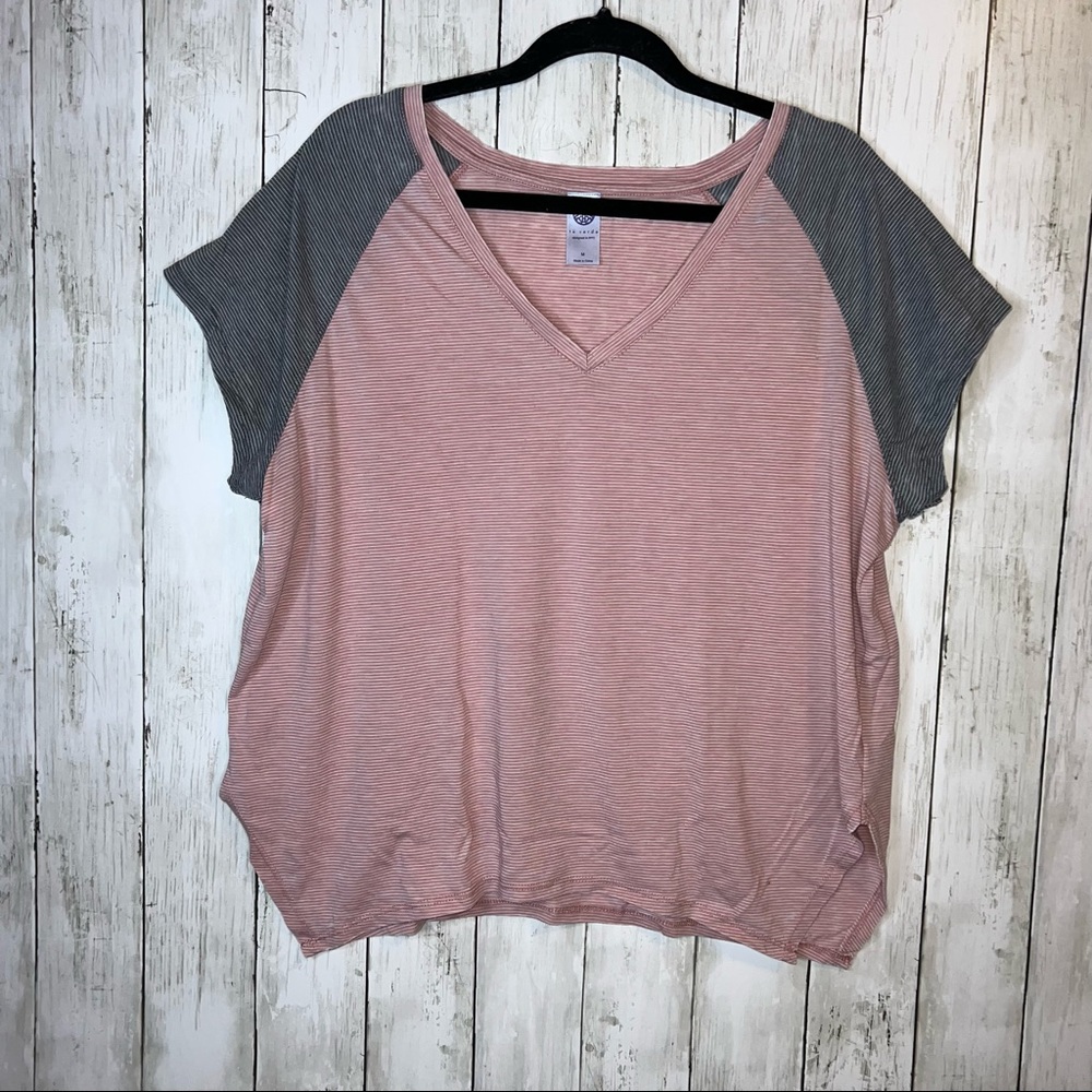Tē verde Short Sleeve T Shirt Stripe V Neck size Medium Gray Pink/Red